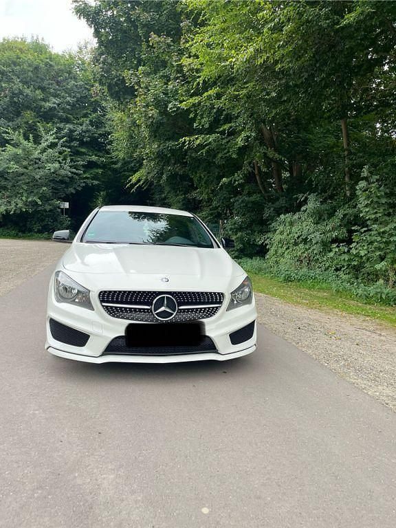 Weiß Gebraucht 2015 Mercedes CLA250 Shooting Brake Kombi | 17.000 € (Teuer) - Bild 1/4