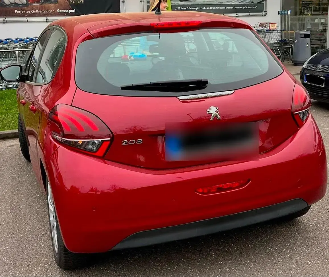 Gebraucht Peugeot 208 83 PS (61 kW) 2018 Rot Kleinwagen