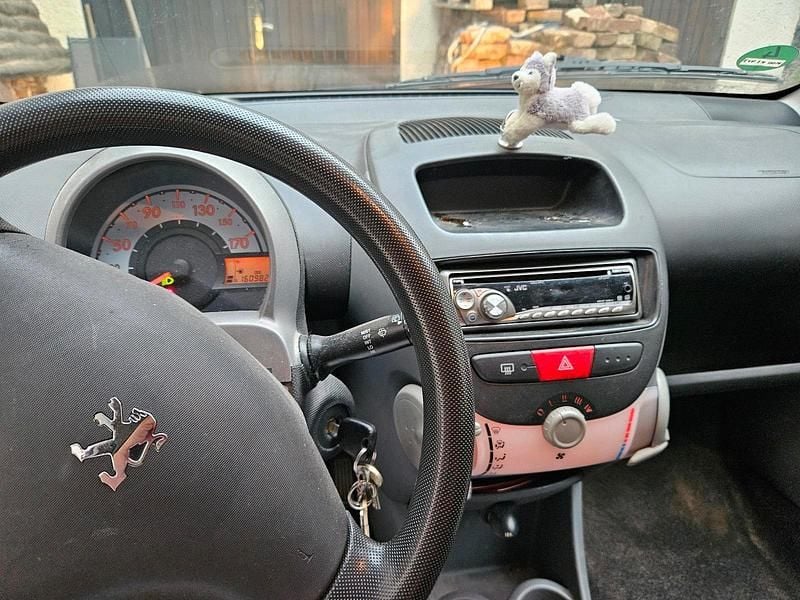 Grau Gebraucht 2006 Peugeot 107 Kleinwagen | 500 € - Bild 1/4