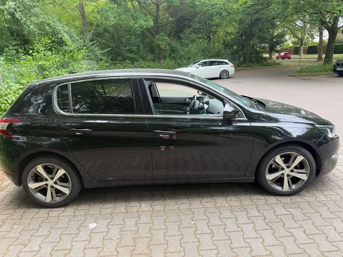 Gebraucht Peugeot 308 Allure 131 PS (96 kW) 2015 Schwarz Limousine