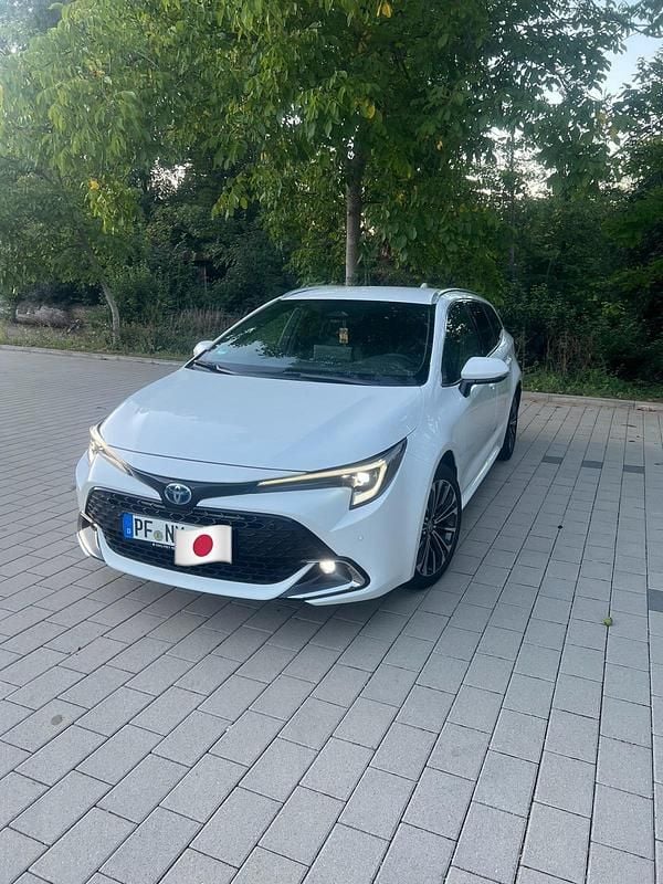 Weiß Gebraucht 2023 Toyota Corolla Team Kombi | 26.700 € (Superpreis) - Bild 1/4