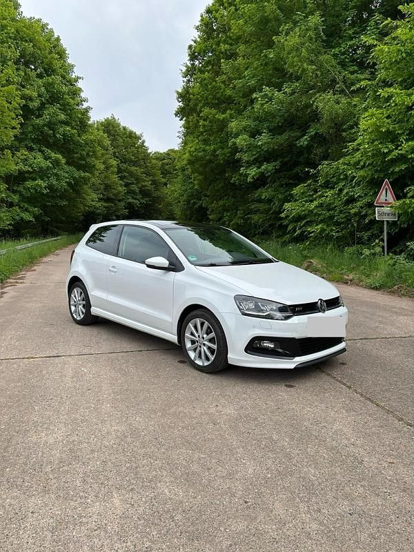 Weiß Gebraucht 2017 VW Polo R-line Limousine | 11.990 € (Fairer Preis) - Bild 1/4