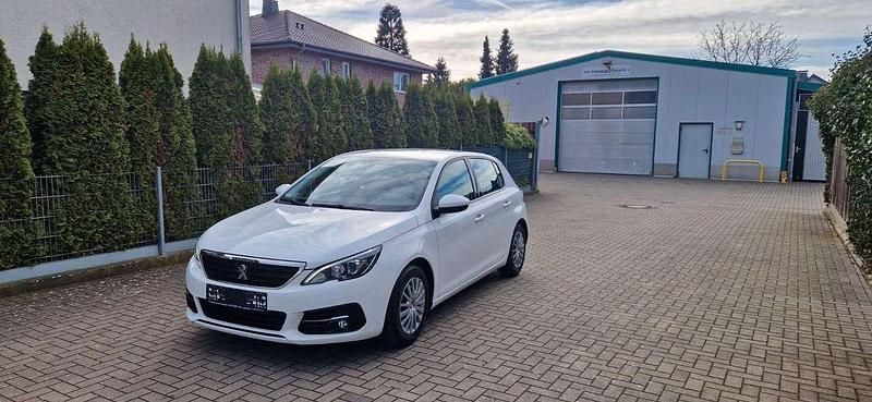 Gebraucht Peugeot 308 Access 102 PS (75 kW) 2019 Weiß Limousine