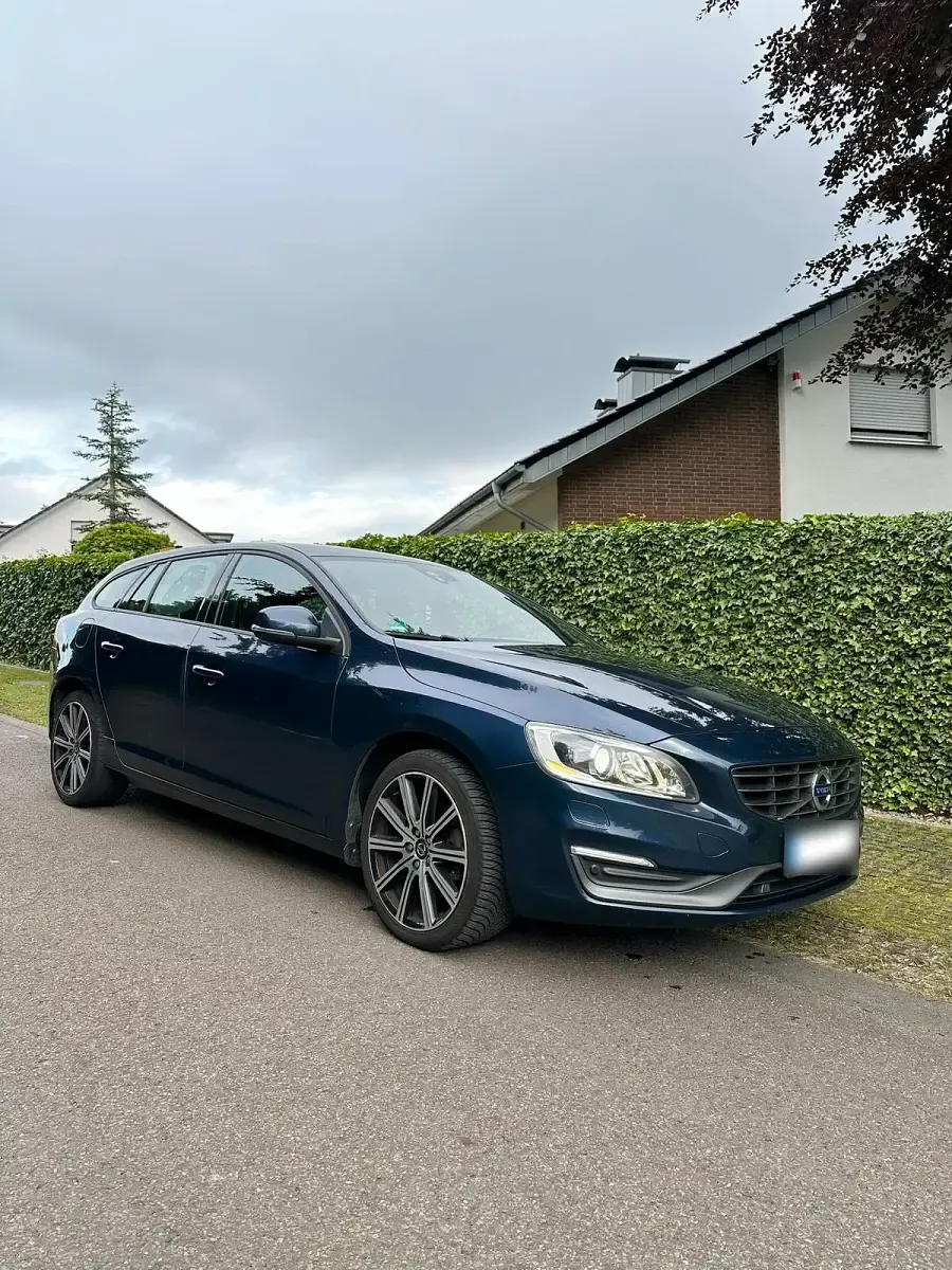 Gebraucht Volvo V60 163 PS (119 kW) 2014 Blau Kombi