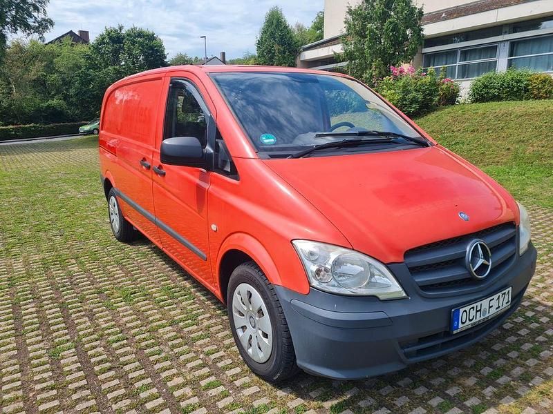 Rot Gebraucht 2011 Mercedes Vito Van / Kleinbus | 8.250 € (Etwas zu teuer) - Bild 1/4
