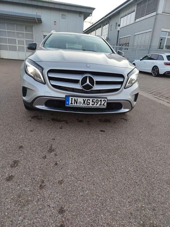 Grau Gebraucht 2016 Mercedes GLA220 Style SUV | 16.000 € (Fairer Preis) - Bild 1/4