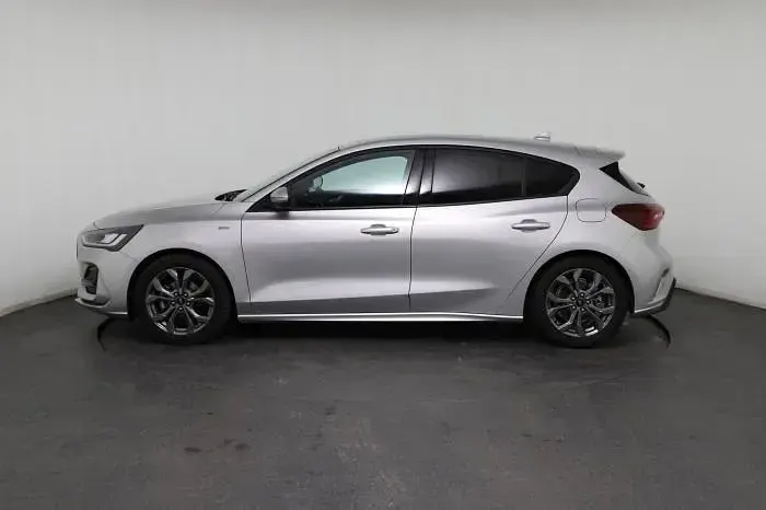 Gebraucht Ford Focus ST-Line 155 PS (114 kW) 2025 Silber, moondust silber Limousine