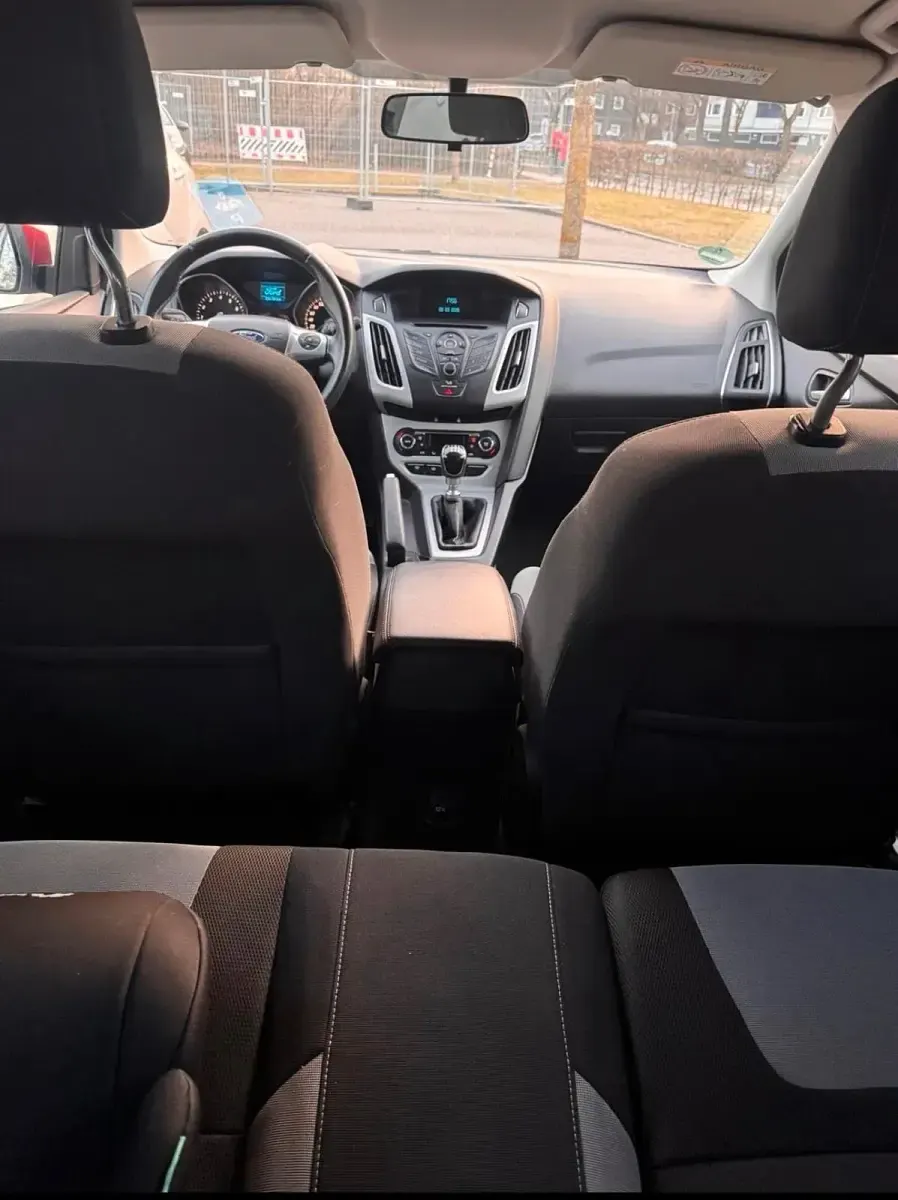 Używany Ford Focus 125 KM (91 kW) 2014 Czerwony Sedan/Limuzyna