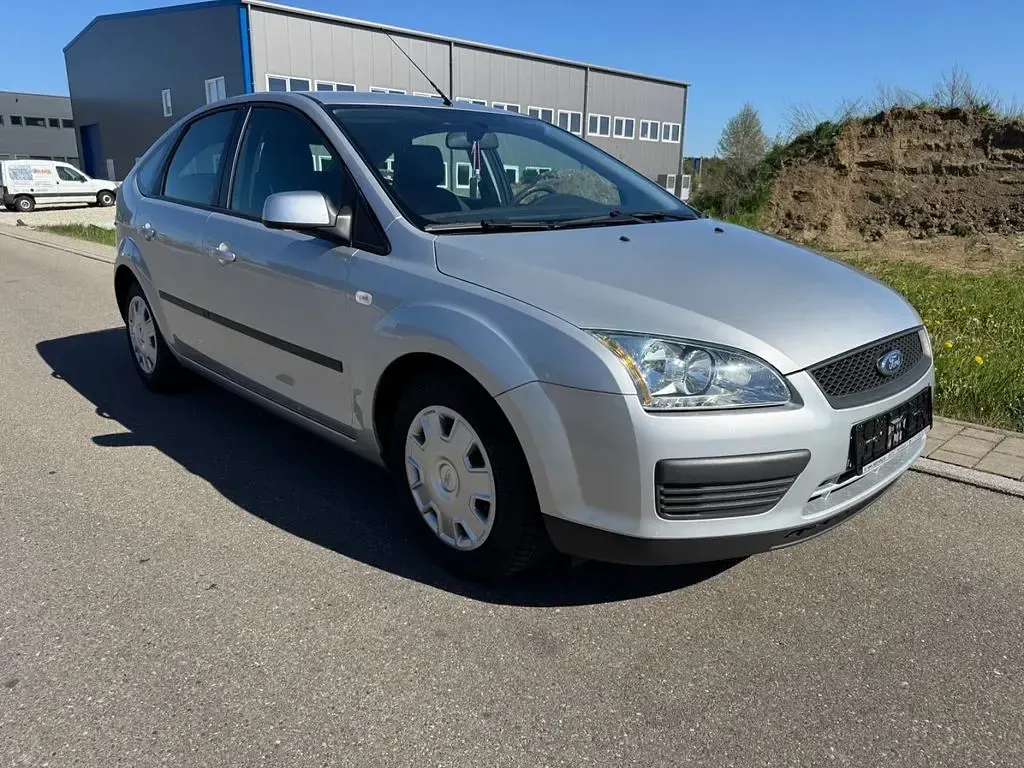 Używany Ford Focus 101 KM (74 kW) 2006 Srebrny Sedan/Limuzyna