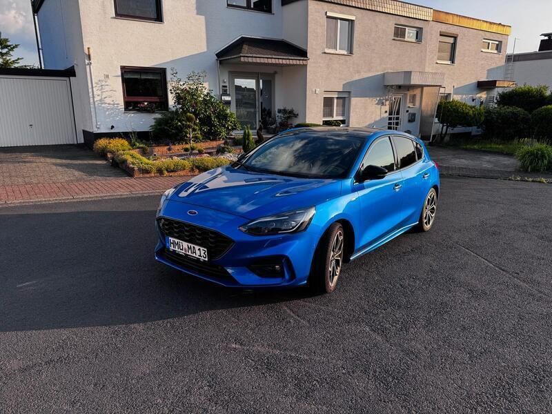 Blau Gebraucht 2019 Ford Focus ST-Line Limousine | 14.999 € (Superpreis) - Bild 1/4
