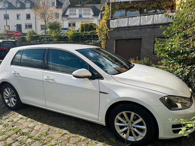 Weiß Gebraucht 2015 VW Golf VII LOUNGE Limousine | 10.200 € (Teuer) - Bild 1/4