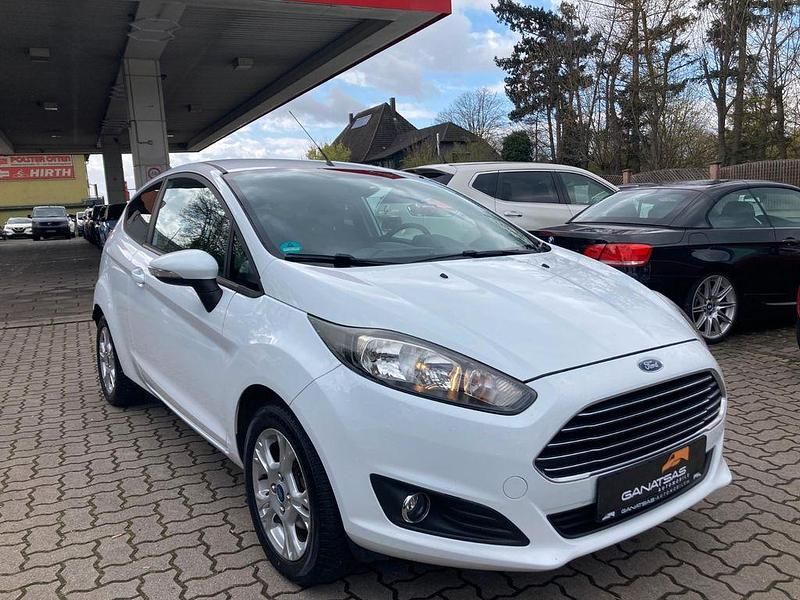 Gebraucht Ford Fiesta Trend 101 PS (74 kW) 2014 Weiß Kleinwagen