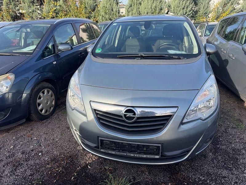 Gebraucht Opel Meriva Design Edition 101 PS (74 kW) 2011 Silber Van / Kleinbus