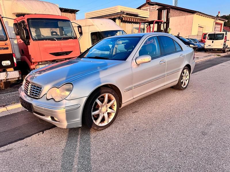 Silber Gebraucht 2004 Mercedes C220 Limousine | 3.149 € (Fairer Preis) - Bild 1/4