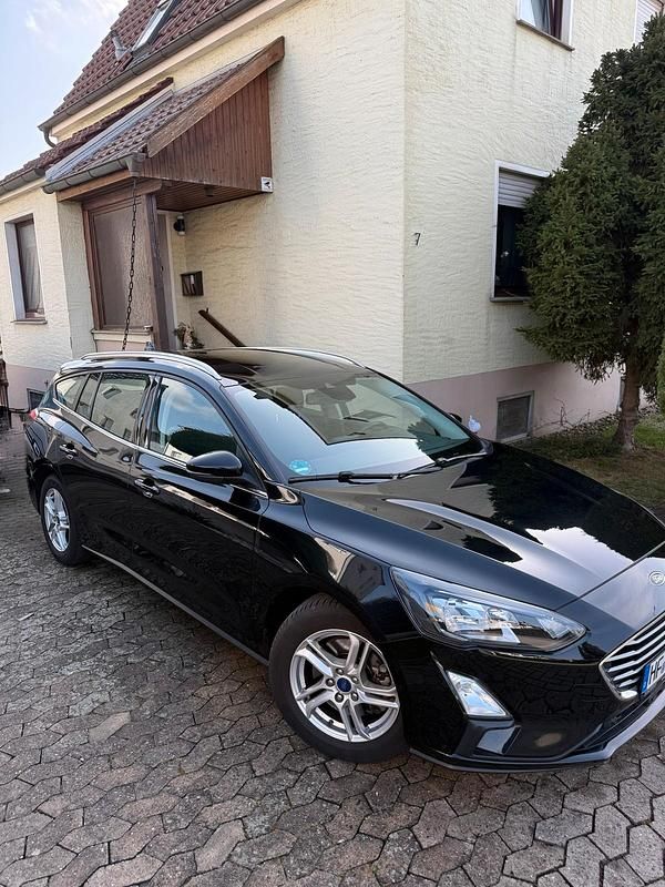 Gebraucht Ford Focus Cool & Connect 102 PS (75 kW) 2021 Schwarz Kombi