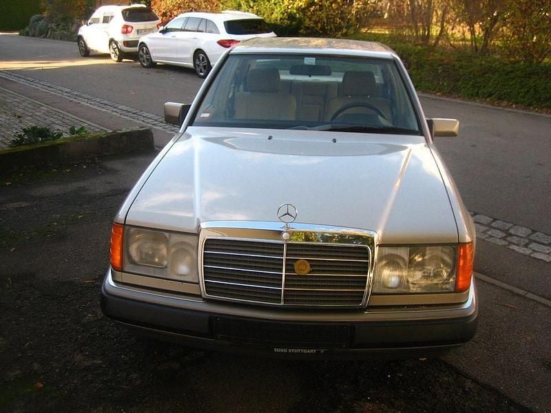 Silber Gebraucht 1990 Mercedes E260 Limousine | 12.000 € - Bild 1/4