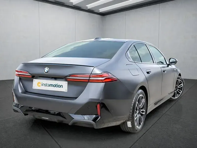 Gebraucht BMW 540 303 PS (222 kW) 2025 Grau Limousine