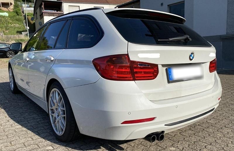 Gebraucht BMW 330 Sport Line 258 PS (189 kW) 2012 Weiß Kombi