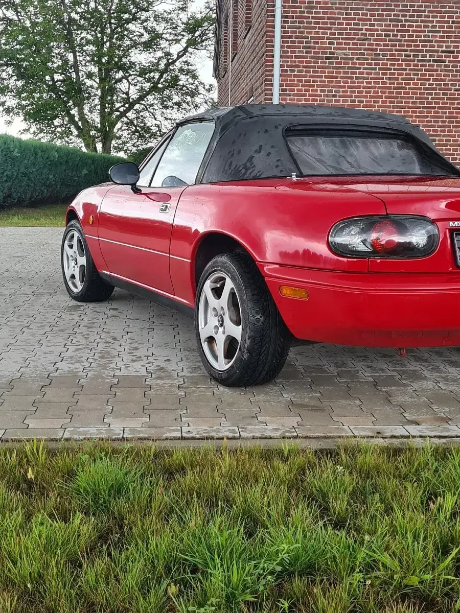 Używany Mazda MX5 90 KM (66 kW) 1991 Czerwony Kabriolet