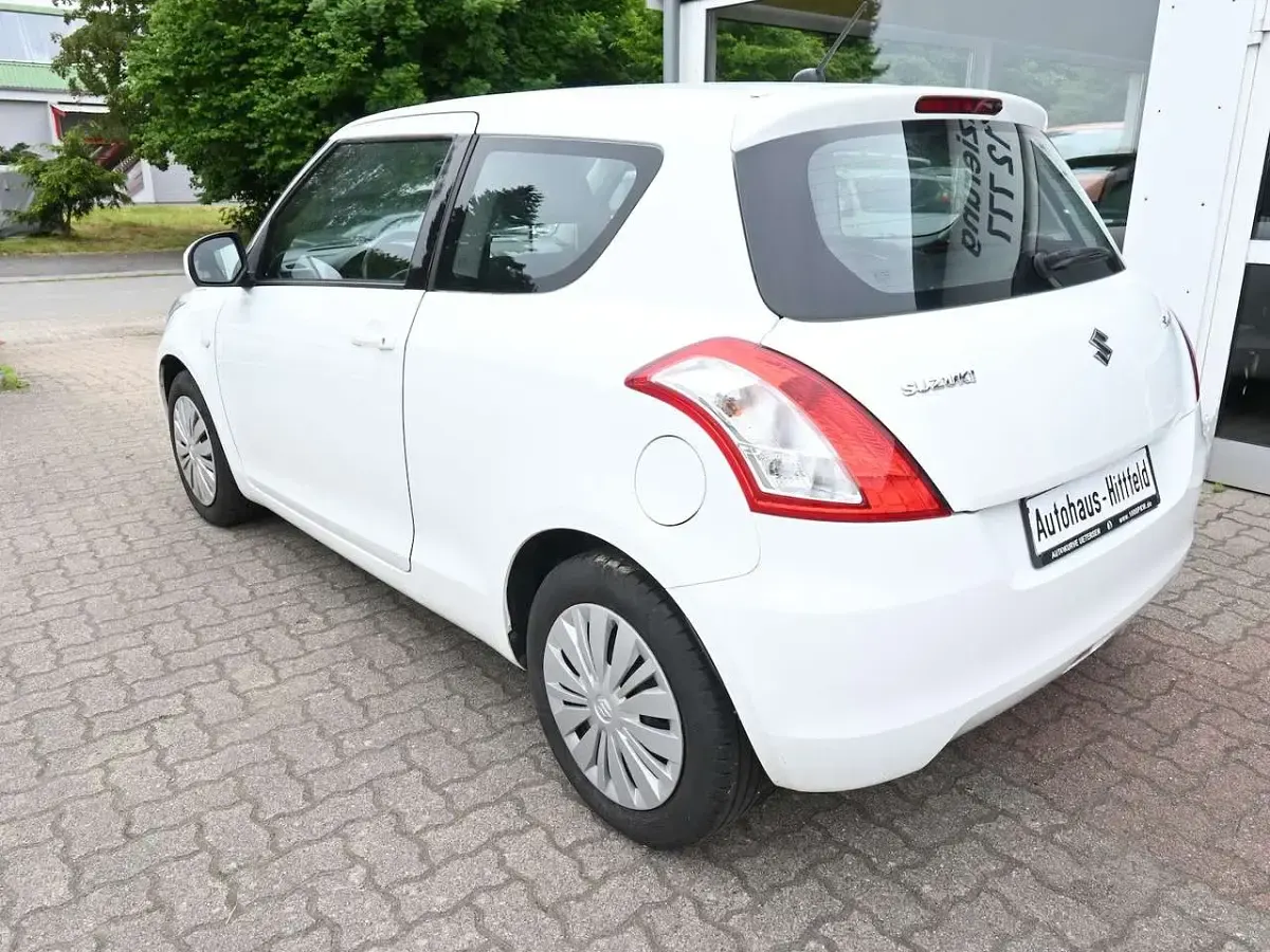 Gebraucht Suzuki Swift Basic 94 PS (69 kW) 2016 Weiss uni Kleinwagen