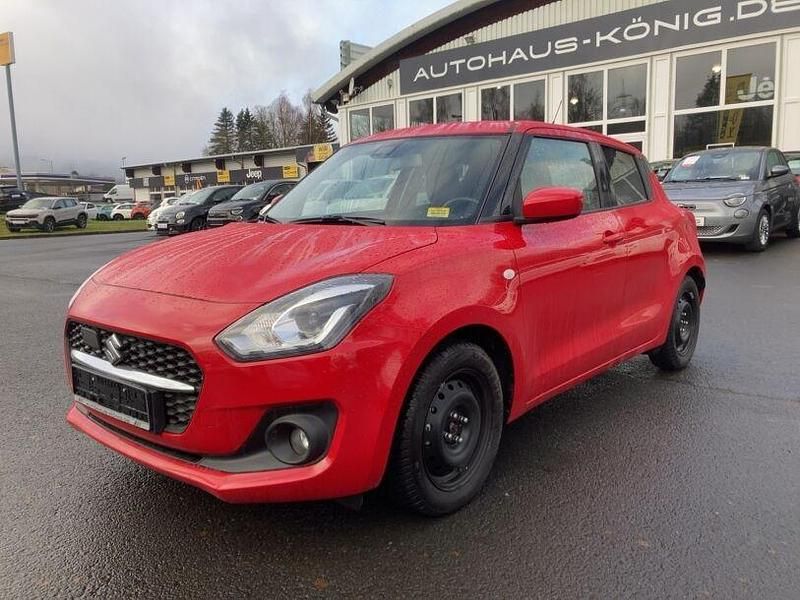 Solid fervent red (rot) Gebraucht 2023 Suzuki Swift Comfort Limousine | 20.834 € (Etwas zu teuer) - Bild 1/4