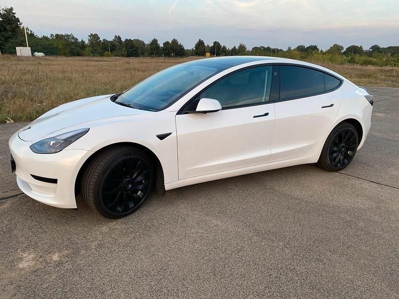 Gebraucht Tesla Model 3 Standard Range 235 kW (320 PS) 2022 Weiß Limousine