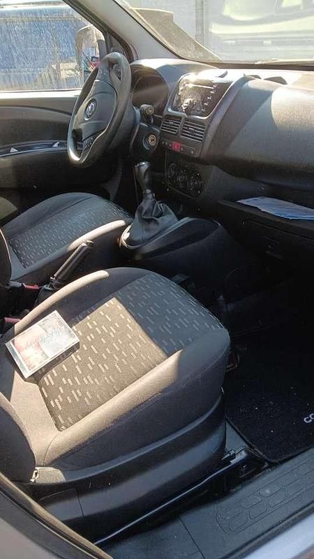 Gebraucht Opel Combo 90 PS (66 kW) 2014 Silber Van / Kleinbus