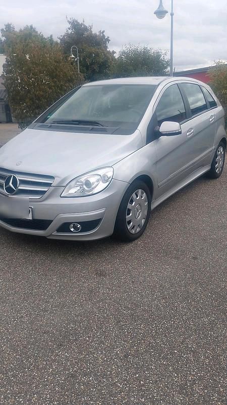 Silber Gebraucht 2011 Mercedes B180 Van / Kleinbus | 3.500 € - Bild 1/4