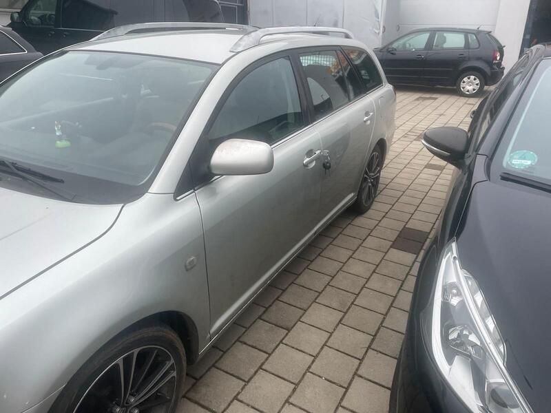 Grau Gebraucht 2003 Toyota Avensis Kombi | 1.150 € (Fairer Preis) - Bild 1/4