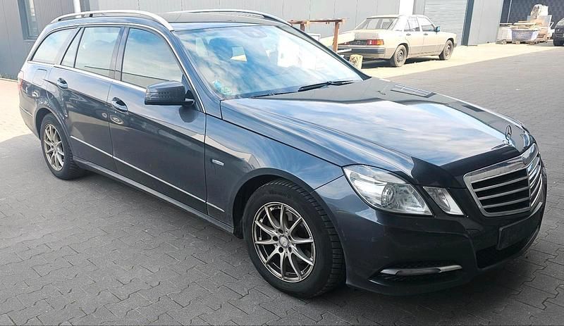Gebraucht Mercedes E220 Avantgarde 170 PS (125 kW) 2011 Grau Kombi