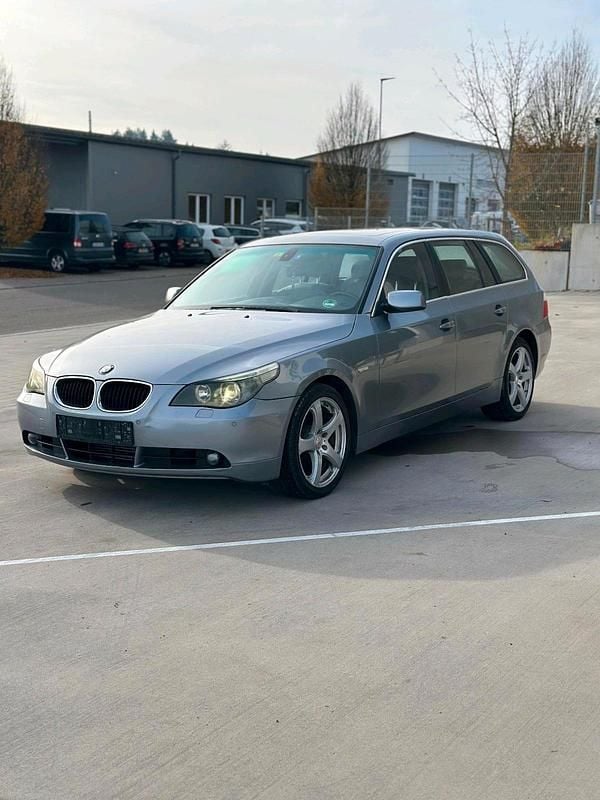 Grau Gebraucht 2004 BMW 530 Kombi | 2.599 € (Fairer Preis) - Bild 1/4