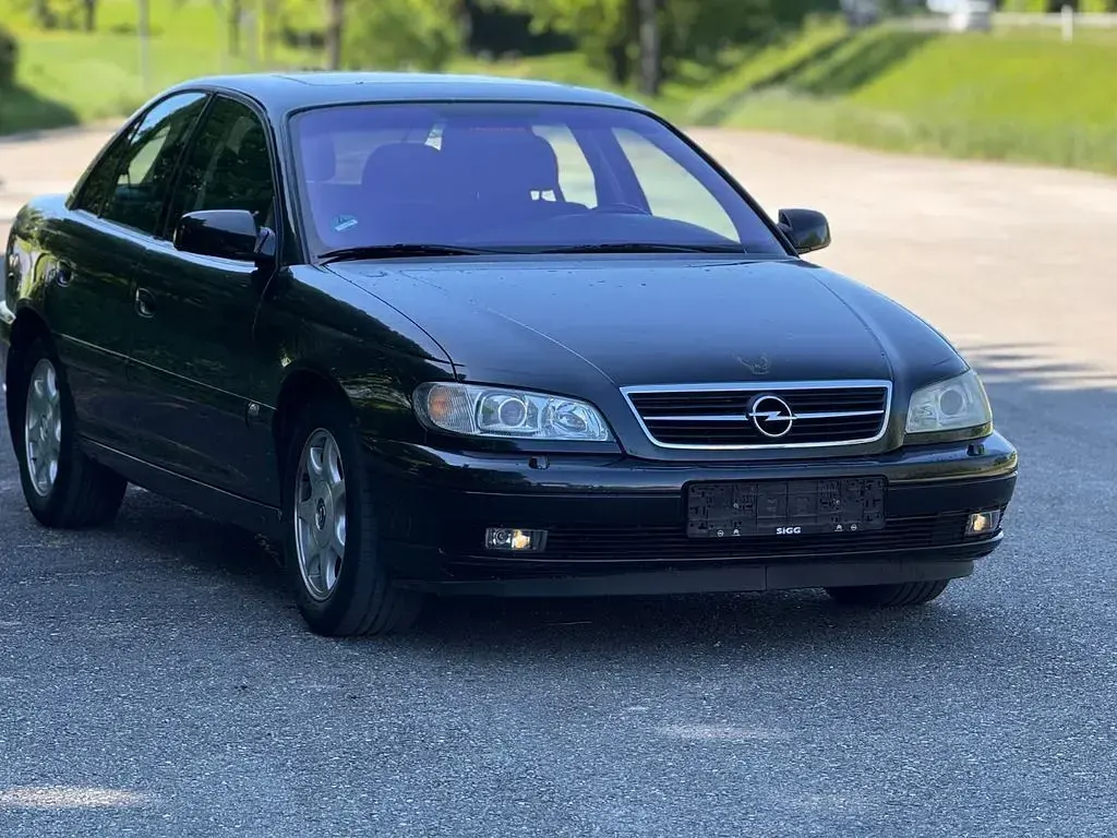 Usado Opel Omega 144 HP (105 kW) 2000 Preto Sedan