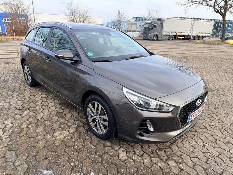 Gebraucht Hyundai i30 Trend 101 PS (74 kW) 2018 Grau Kombi
