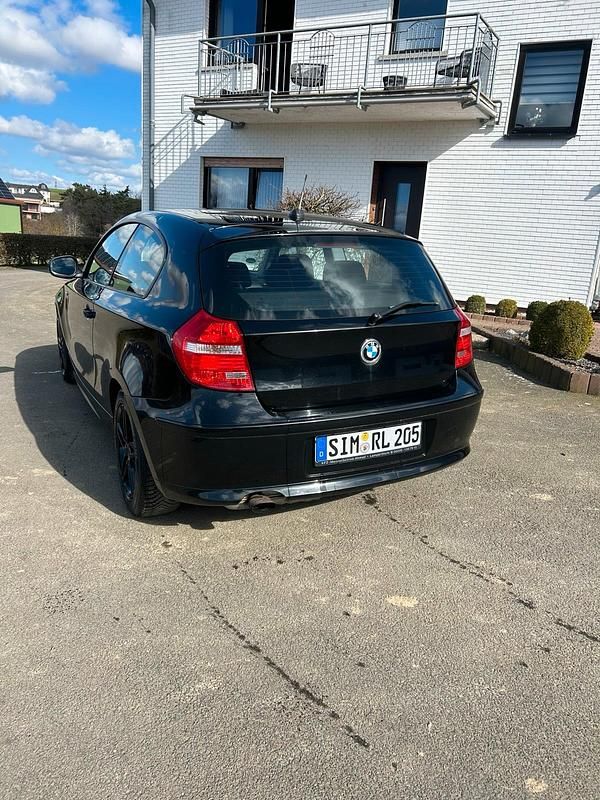 Gebraucht BMW 116 122 PS (89 kW) 2010 Schwarz Kleinwagen