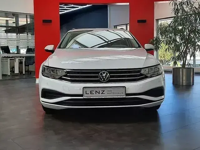 Gebraucht VW Passat 150 PS (110 kW) 2022 Gletscherweiß (metallic) Kombi