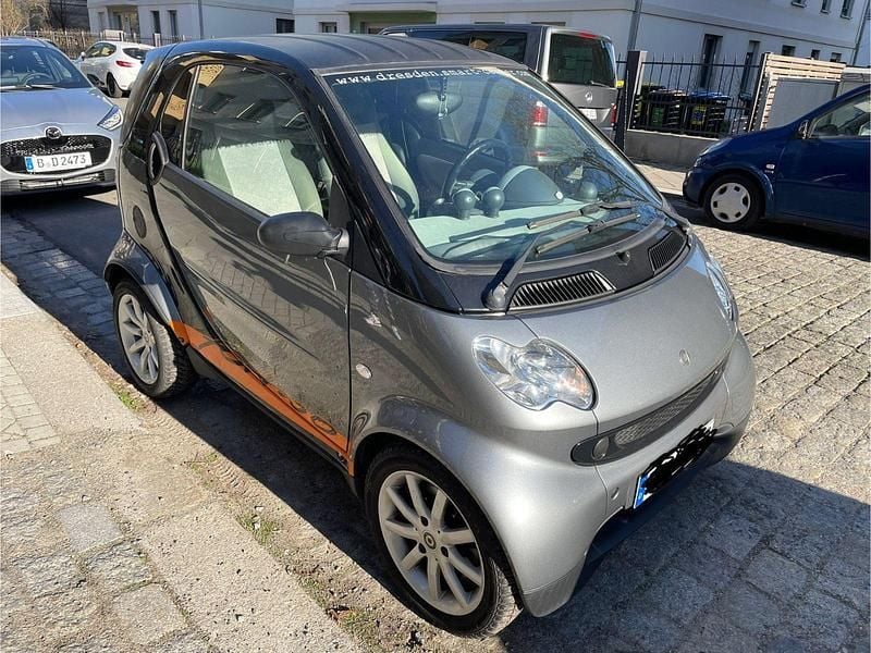Grau Gebraucht 2004 Smart ForTwo Coupé Pure Coupé | 1.990 € (Fairer Preis) - Bild 1/4