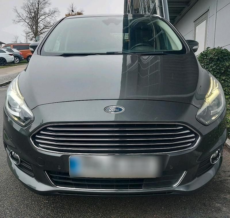 Grau Gebraucht 2017 Ford S-MAX Titanium Van / Kleinbus | 14.900 € (Fairer Preis) - Bild 1/4