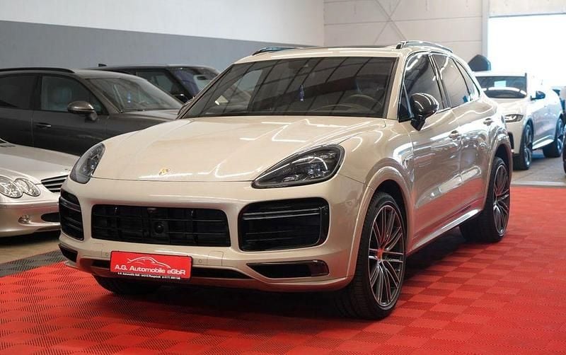 Grau Gebraucht 2022 Porsche Cayenne Turbo S Sport SUV | 79.950 € - Bild 1/4