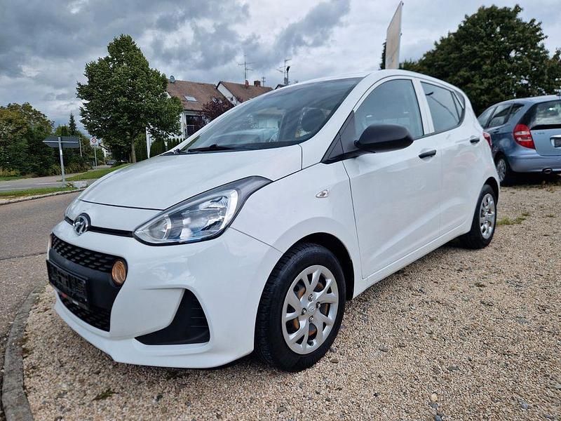 Weiß Gebraucht 2017 Hyundai i10 Classic Kleinwagen | 6.999 € (Fairer Preis) - Bild 1/4