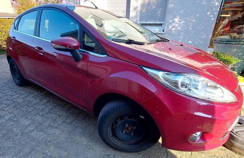 Używany Ford Fiesta Titanium 97 KM (71 kW) 2012 Czerwony Hatchback