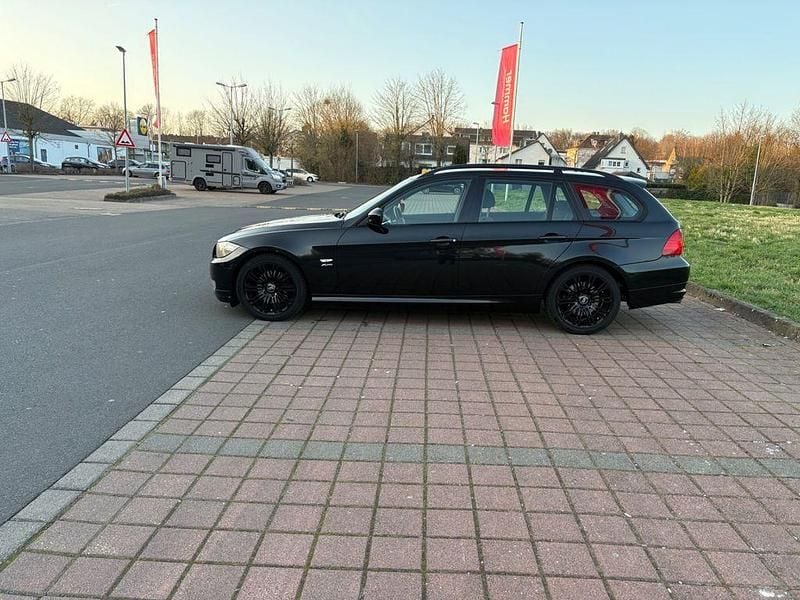 Gebraucht BMW 320 177 PS (130 kW) 2010 Schwarz Kombi