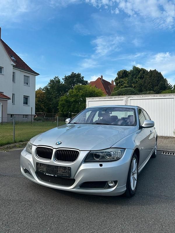 Grau Gebraucht 2011 BMW 320 Limousine | 4.290 € (Superpreis) - Bild 1/4