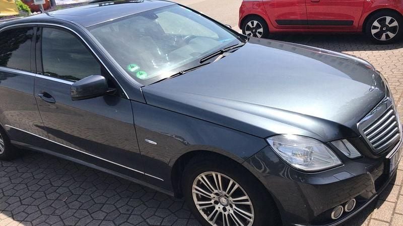 Gebraucht Mercedes E250 Elegance 204 PS (150 kW) 2009 Schwarz Limousine