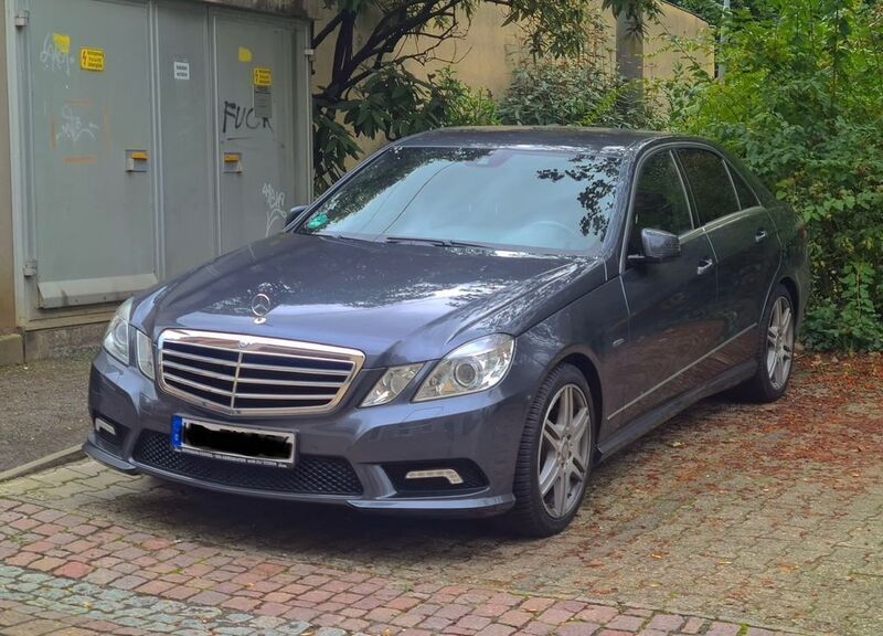 Grau Gebraucht 2011 Mercedes E250 Avantgarde Limousine | 14.399 € (Fairer Preis) - Bild 1/4
