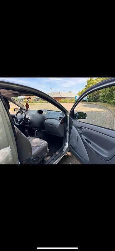 Gebraucht Toyota Yaris 69 PS (50 kW) 2001 Grau Limousine