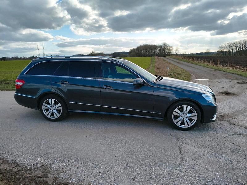 Gebraucht Mercedes E220 Avantgarde 170 PS (125 kW) 2013 Grau Kombi