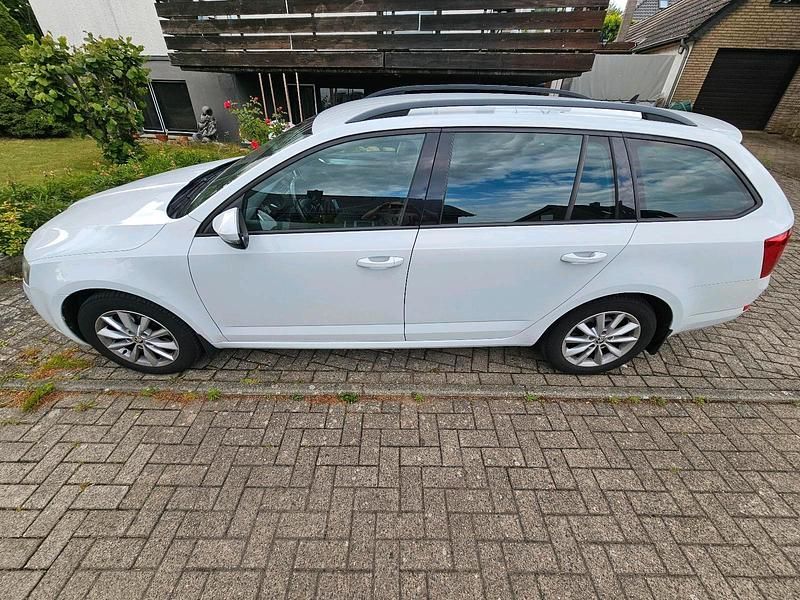 Weiß Gebraucht 2016 Skoda Octavia Kombi | 12.000 € (Fairer Preis) - Bild 1/4