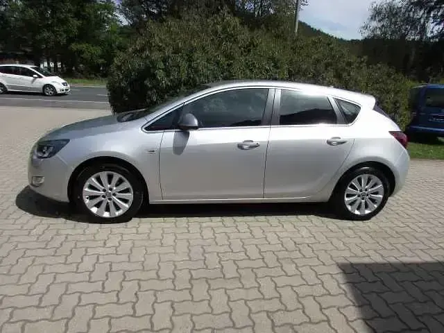 Używany Opel Astra Edition 101 KM (74 kW) 2011 Srebrny Sedan/Limuzyna