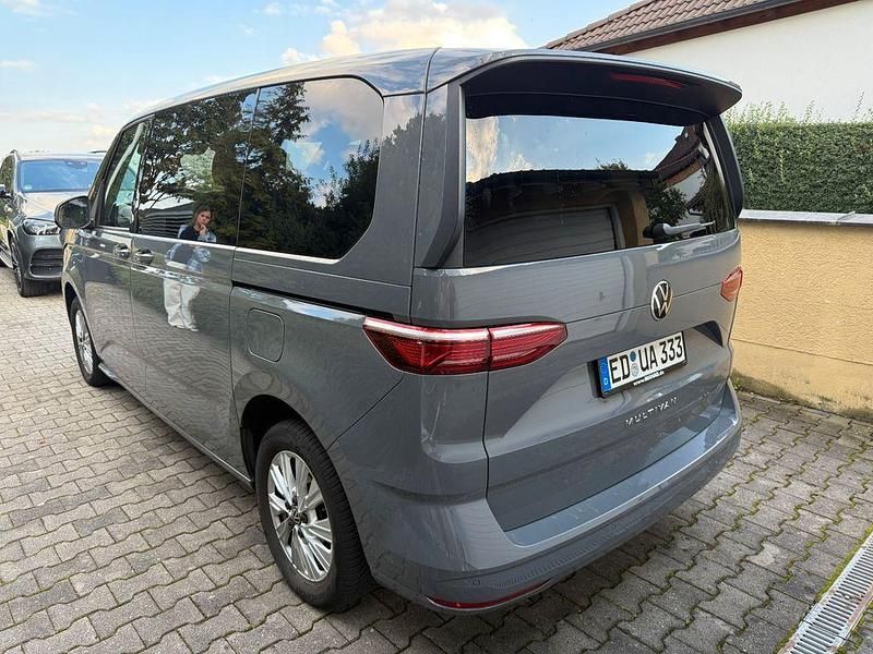 Gebraucht VW Multivan 136 PS (100 kW) 2023 Grau Van