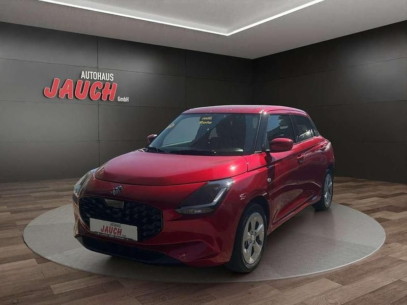 Burning red pearl metallic Neu 2025 Suzuki Swift Comfort Kleinwagen | 19.790 € - Bild 1/4